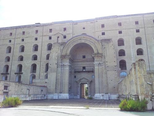 La memoria architettonica di un edificio incompiuto
