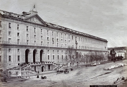 La grande facciata monumentale del Real Albergo dei Poveri